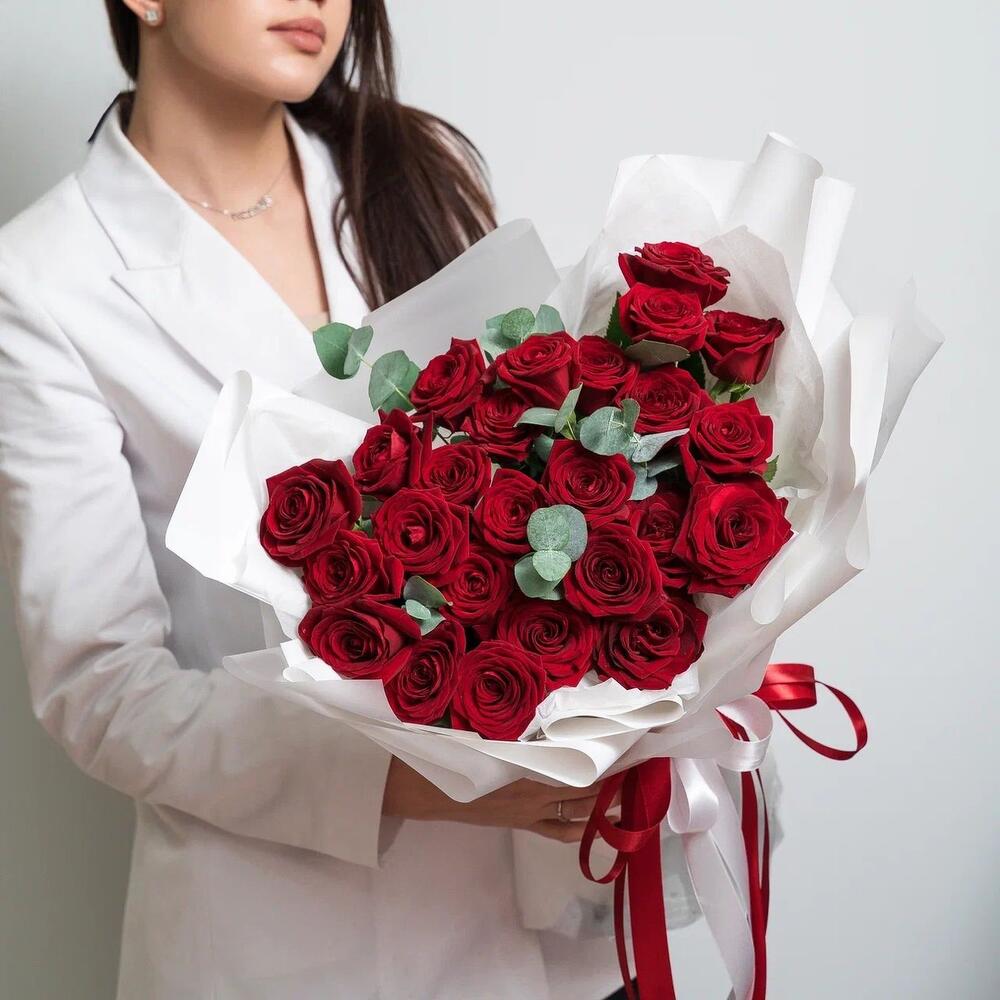 Роскошный букет из 25 красных роз с эвкалиптом – королевский подарок  Альметьевск Республика Татарстан