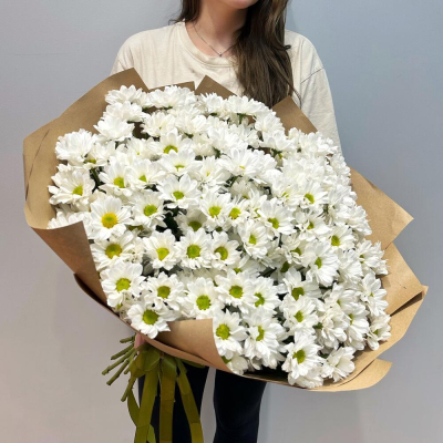 Букет «21 ромашка» – нежные белые кустовые хризантемы в натуральном стиле Альметьевск Республика Татарстан