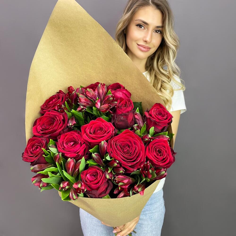 Букет «Стрелиция» – гармония из красных роз и белых альстромерий  Альметьевск Республика Татарстан