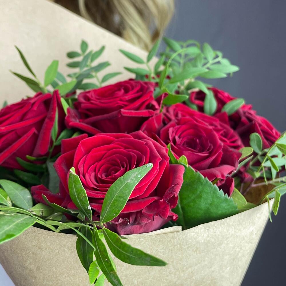 Букет из 9 красных роз с фисташкой – гармония страсти и свежести Альметьевск Республика Татарстан