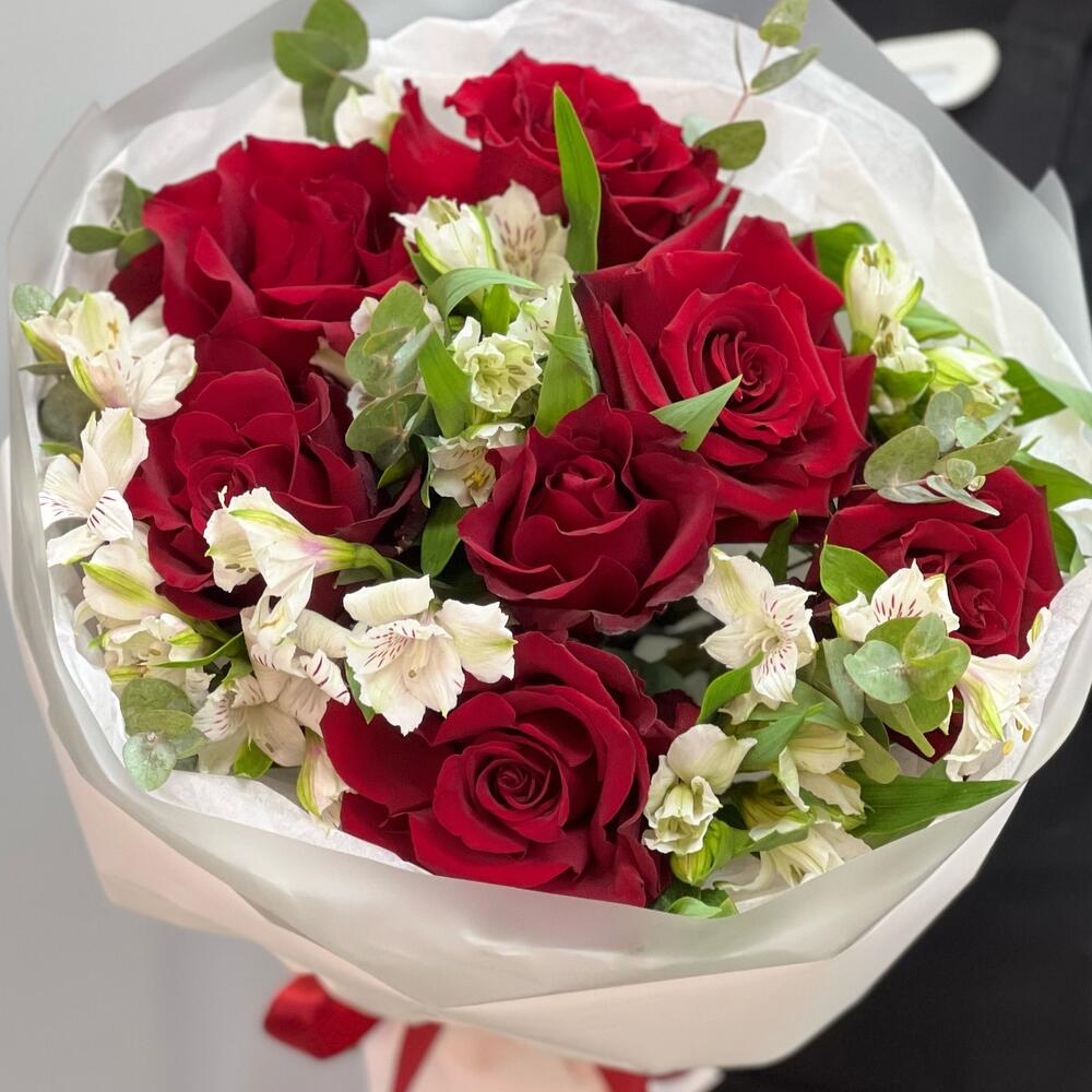 Букет «Любимой» – 7 эквадорских роз и белых альстромерий Альметьевск Республика Татарстан