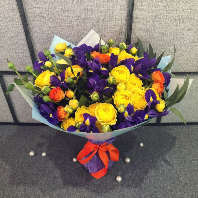 Роскошный букет из синих ирисов и кустовых роз с зеленью – гармония контрастов Альметьевск Республика Татарстан