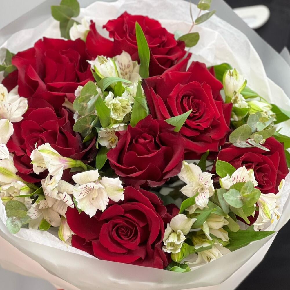 Букет «Любимой» – 7 эквадорских роз и белых альстромерий Альметьевск Республика Татарстан