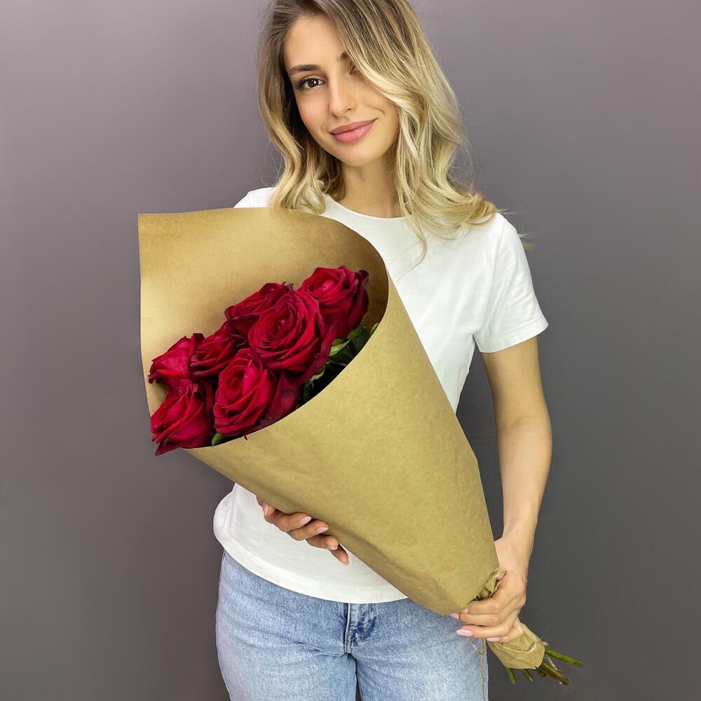 Букет из 7 красных роз в крафте – страсть в стильной упаковке Альметьевск Республика Татарстан