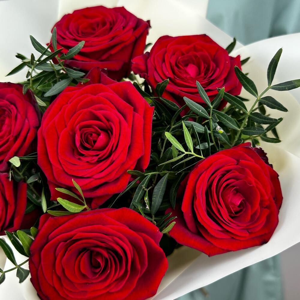 Букет «Гранатовый» из красных роз в роскошной упаковке Альметьевск Республика Татарстан