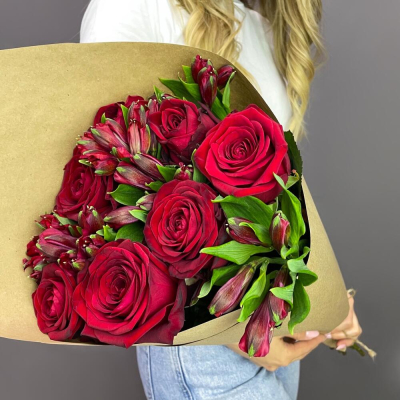 Букет «Страсть» – гармония красных роз и нежных альстромерий Альметьевск Республика Татарстан