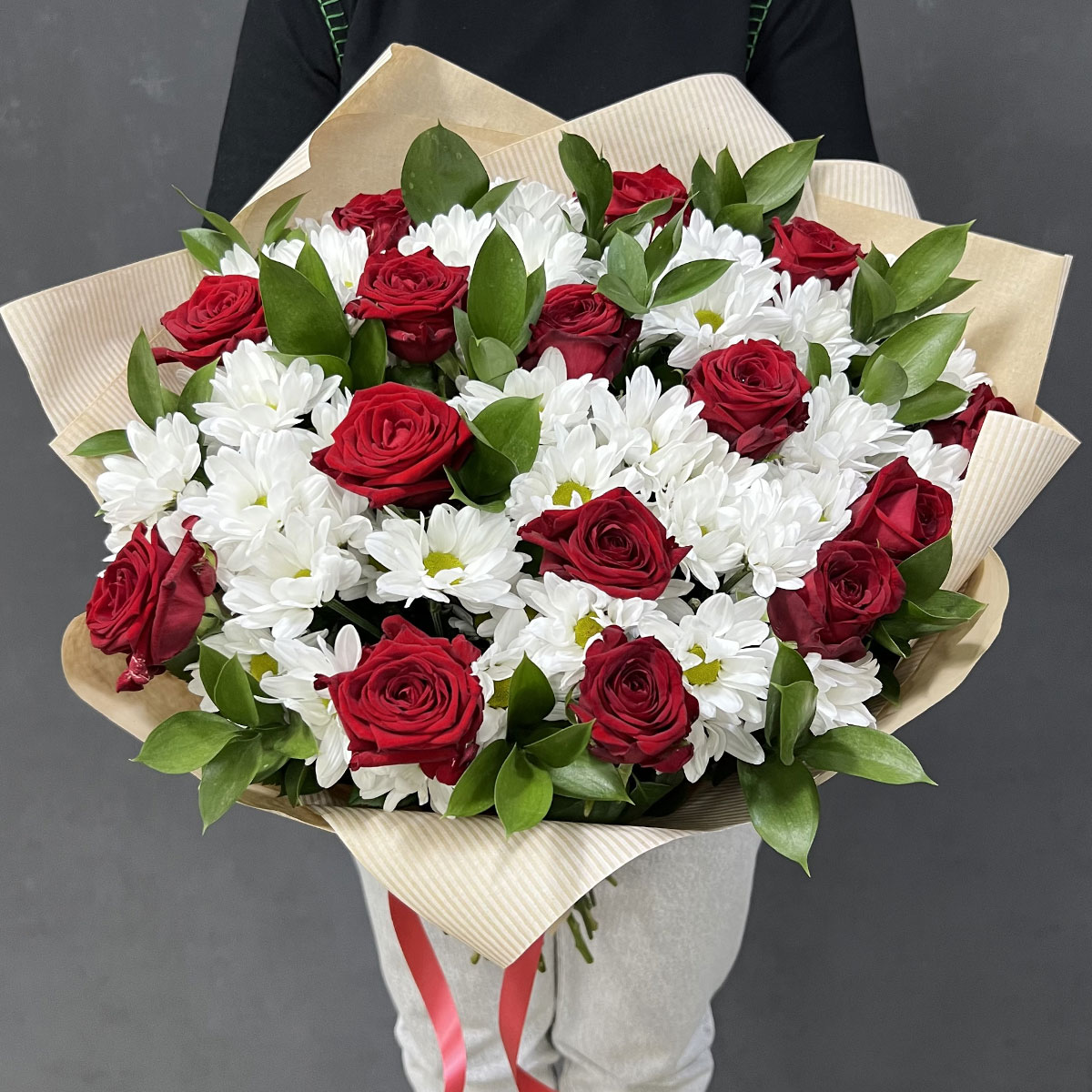 Букет «Романтика» — гармония красных роз и белоснежных хризантем Альметьевск Республика Татарстан