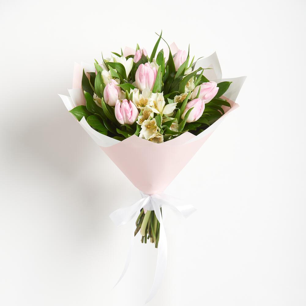 Букет «Первое свидание» розовых тюльпанов и белых альстромерий Альметьевск Республика Татарстан