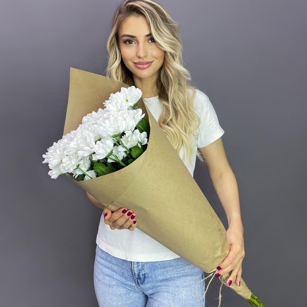 Букет из 5 белых хризантем в крафте – лаконичная элегантность Альметьевск Республика Татарстан