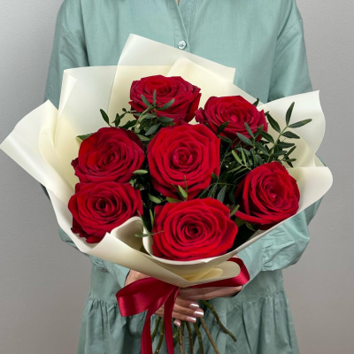 Букет «Гранатовый» из красных роз в роскошной упаковке Альметьевск Республика Татарстан