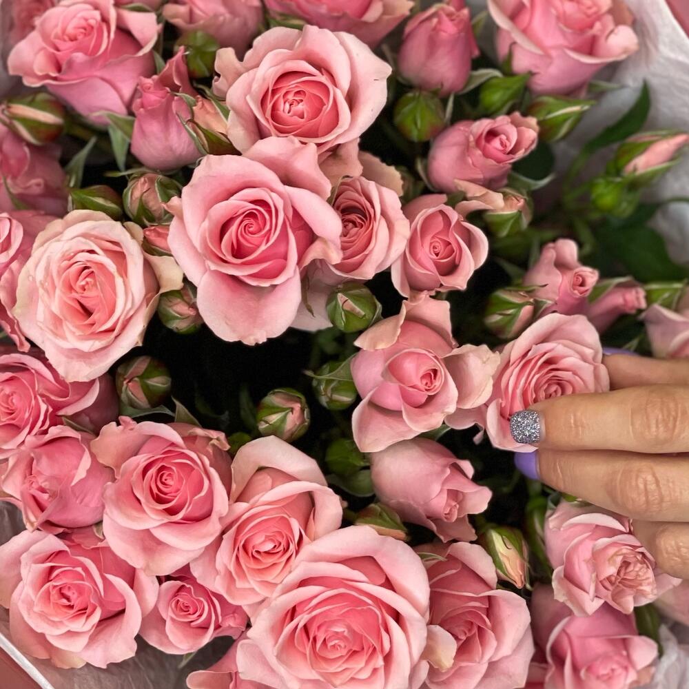 Букет из 9 розовых кустовых роз – нежность в каждом лепестке Альметьевск Республика Татарстан