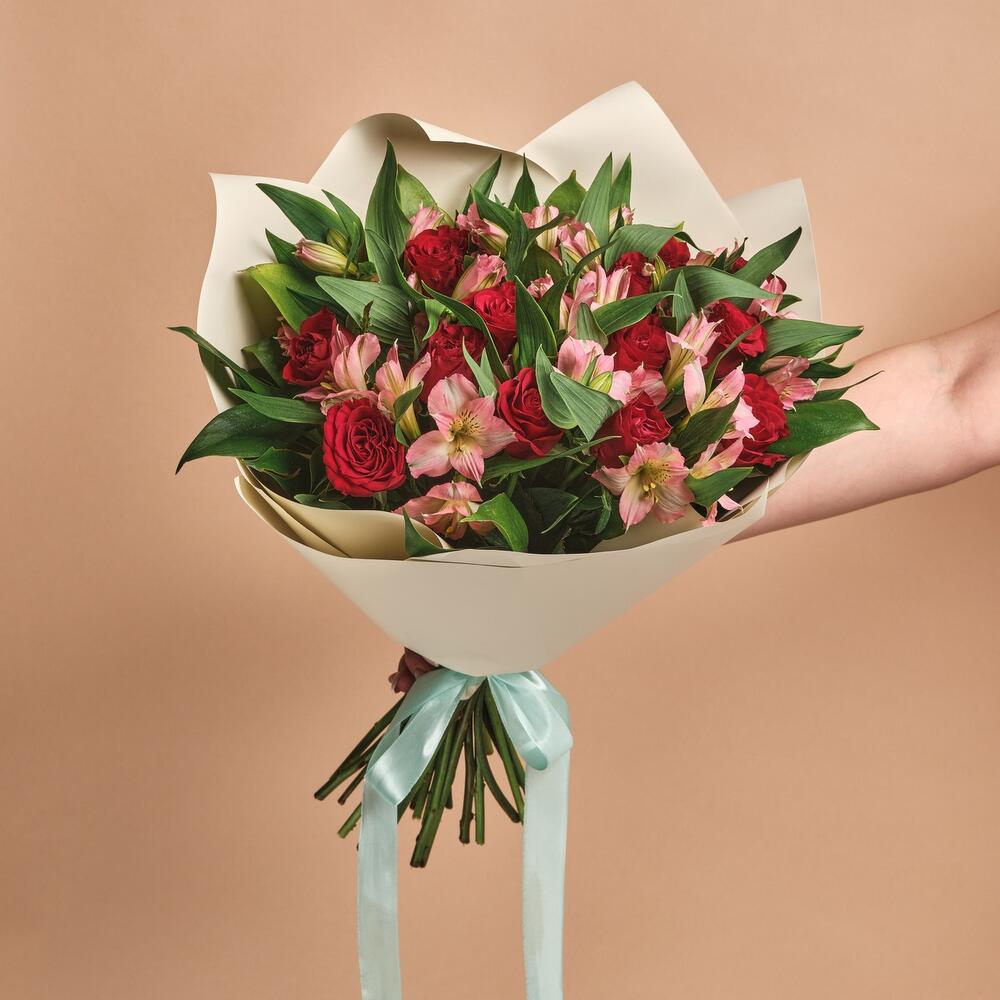 Букет «Нежность слов» — гармония красных роз и нежных альстромерий Альметьевск Республика Татарстан