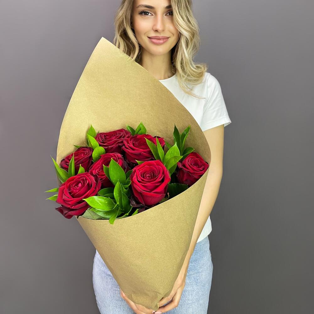Букет из красных роз с рускусом в крафтовой упаковке – классика с изюминкой Альметьевск Республика Татарстан