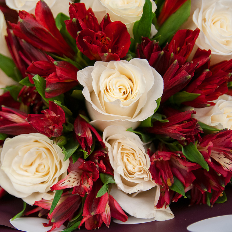 Букет из белых роз и красных альстромерий – гармония страсти и чистоты Альметьевск Республика Татарстан