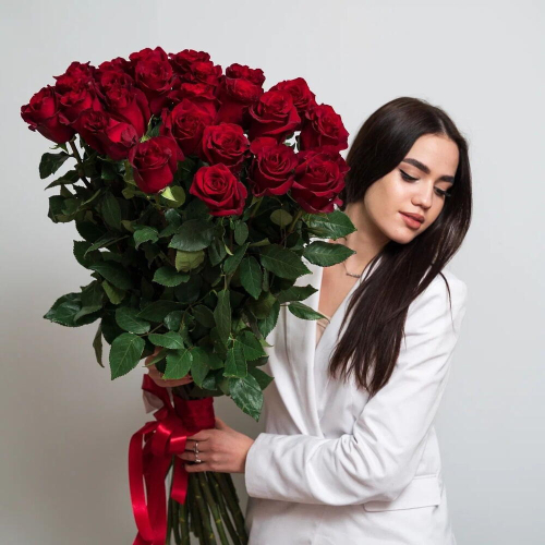 Роскошный букет «Эксплорер» – 25 красных роз для самых важных моментов Альметьевск Республика Татарстан