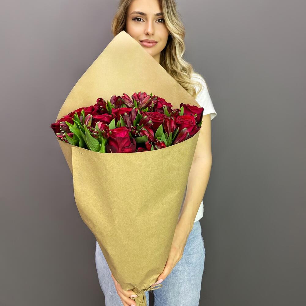 Букет «Стрелиция» – гармония из красных роз и белых альстромерий  Альметьевск Республика Татарстан