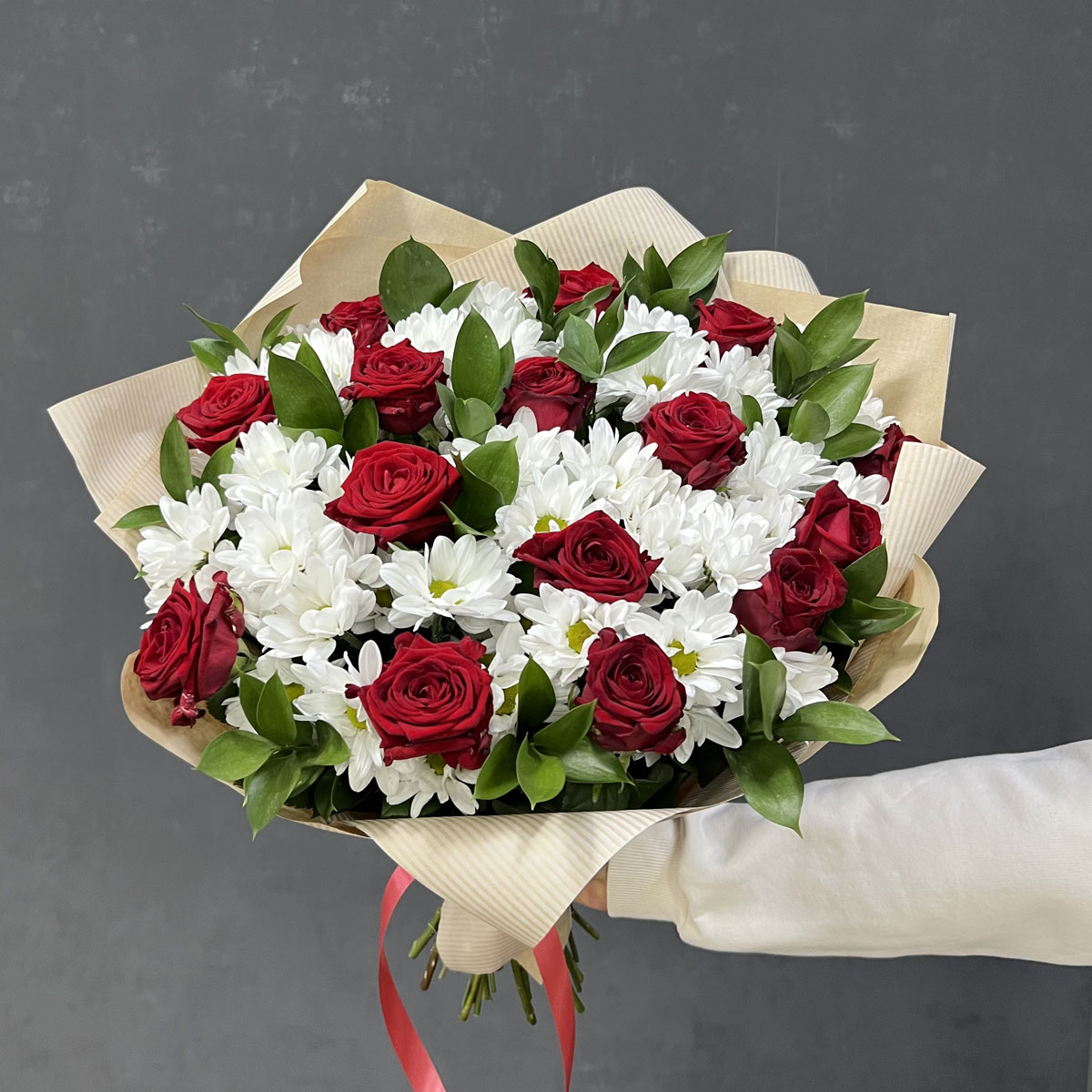 Букет «Романтика» — гармония красных роз и белоснежных хризантем Альметьевск Республика Татарстан