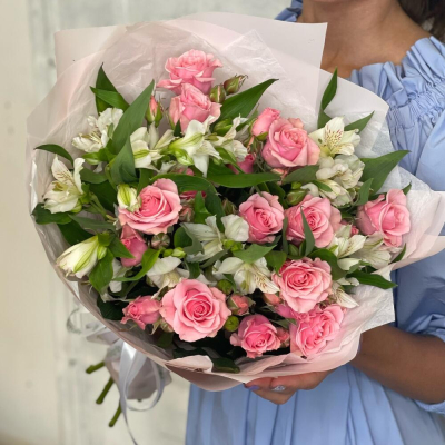 Букет «Розовый фламинго» – нежность розовых кустовых роз и белых альстромерий Альметьевск Республика Татарстан