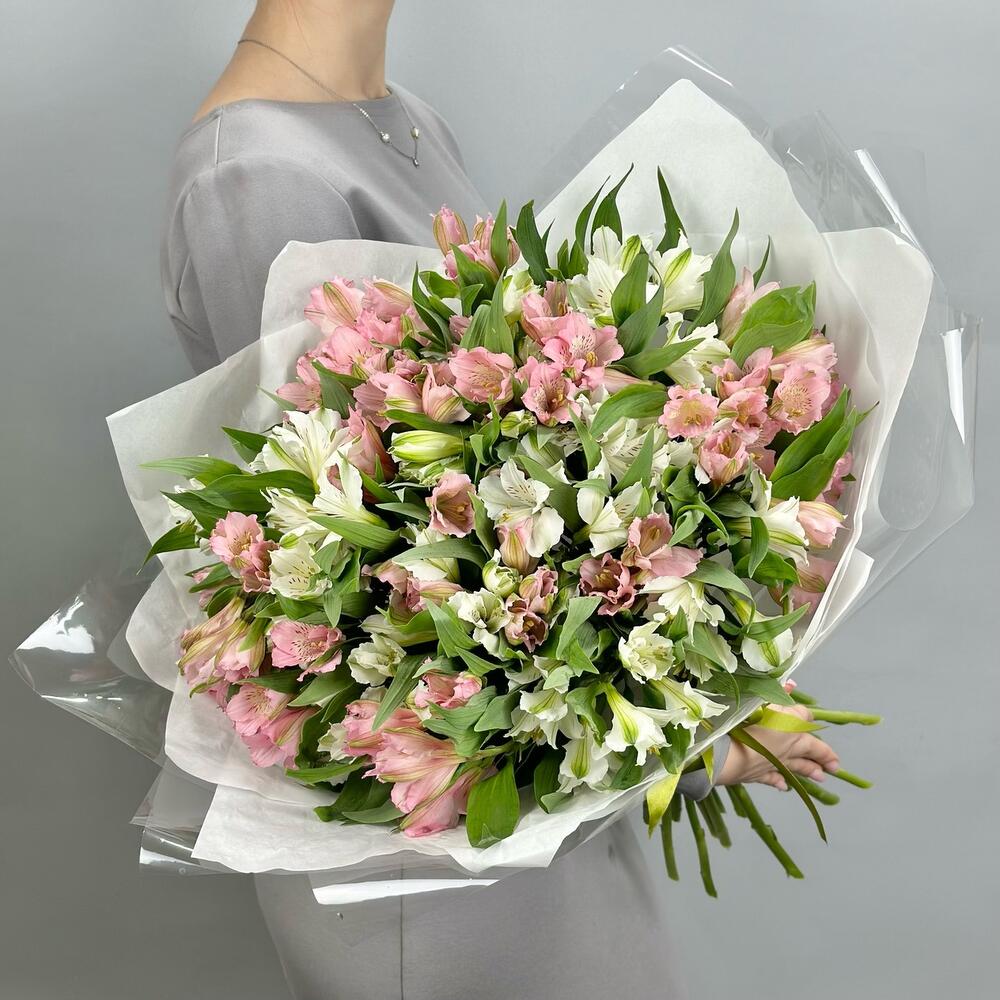Букет «Гармония» – нежное сочетание белых и розовых альстромерий Альметьевск Республика Татарстан