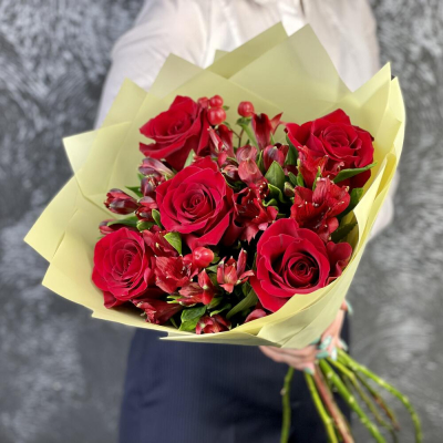 Букет «Бордо» – сочетание красных эквадорских роз и благородных альстромерий Альметьевск Республика Татарстан