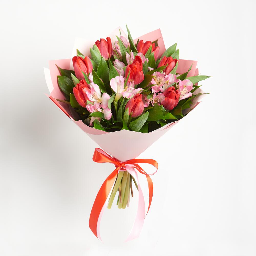Букет «Первый поцелуй» красных тюльпанов и розовых альстромерий Альметьевск Республика Татарстан