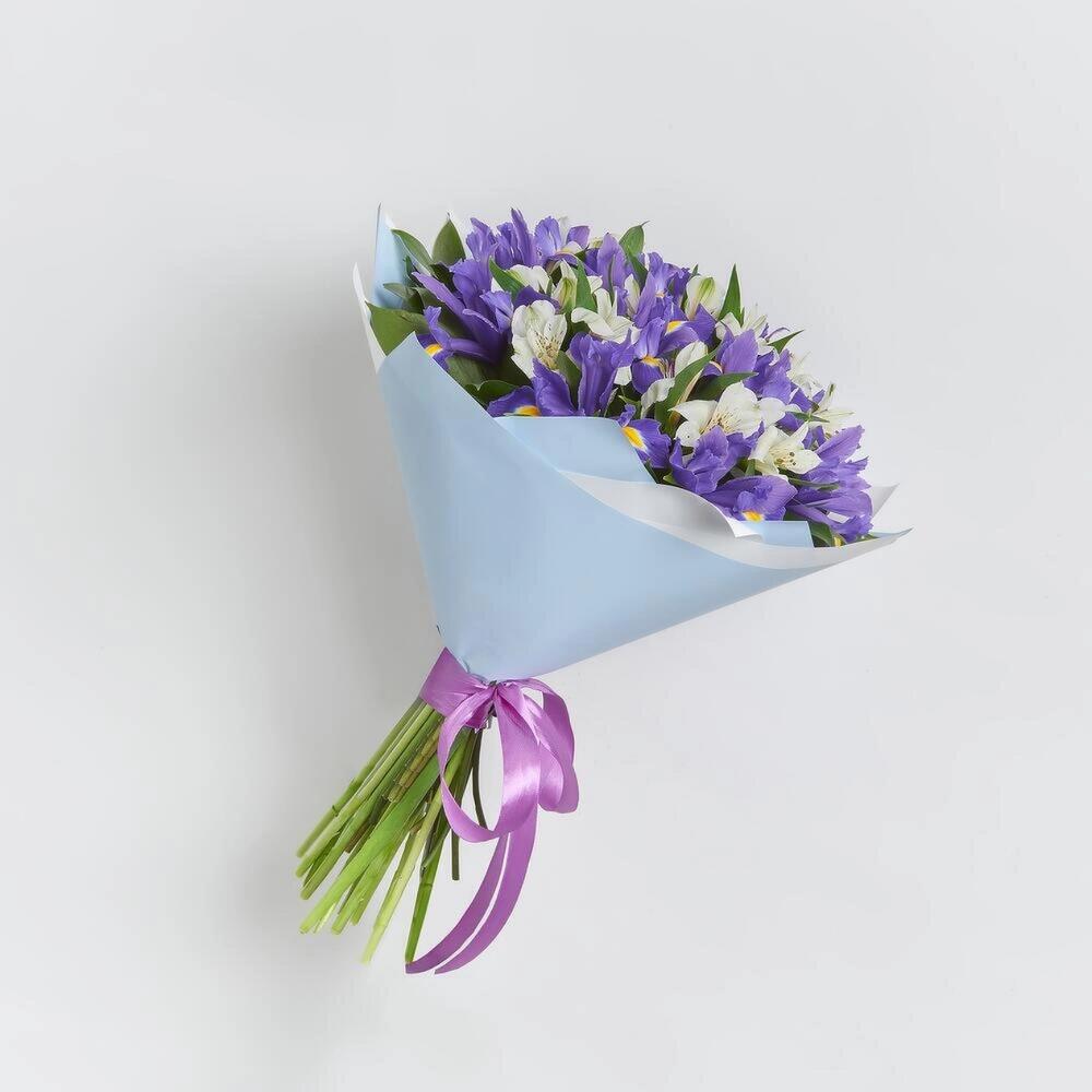 Букет «Вечернее дыхание»  – загадочная гармония синих ирисов и белых альстромерий Альметьевск Республика Татарстан