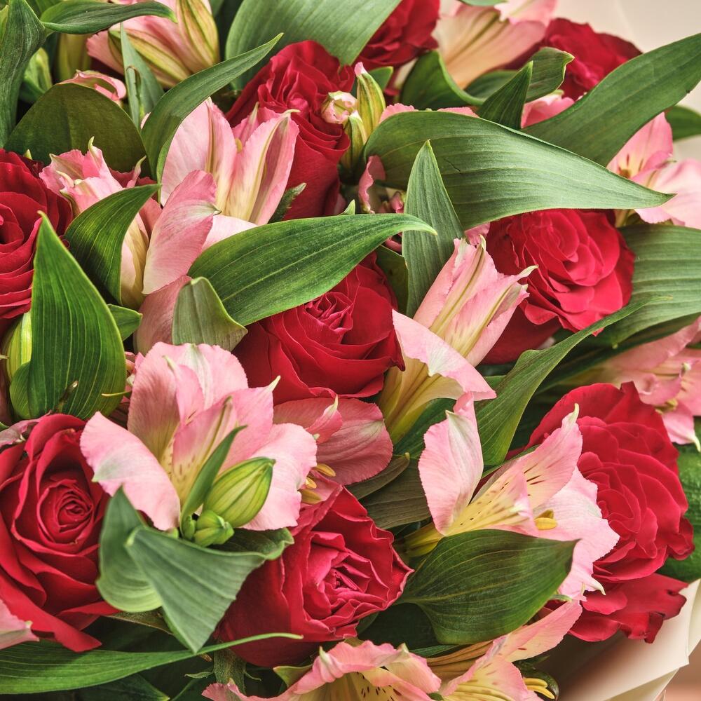 Букет «Нежность слов» — гармония красных роз и нежных альстромерий Альметьевск Республика Татарстан