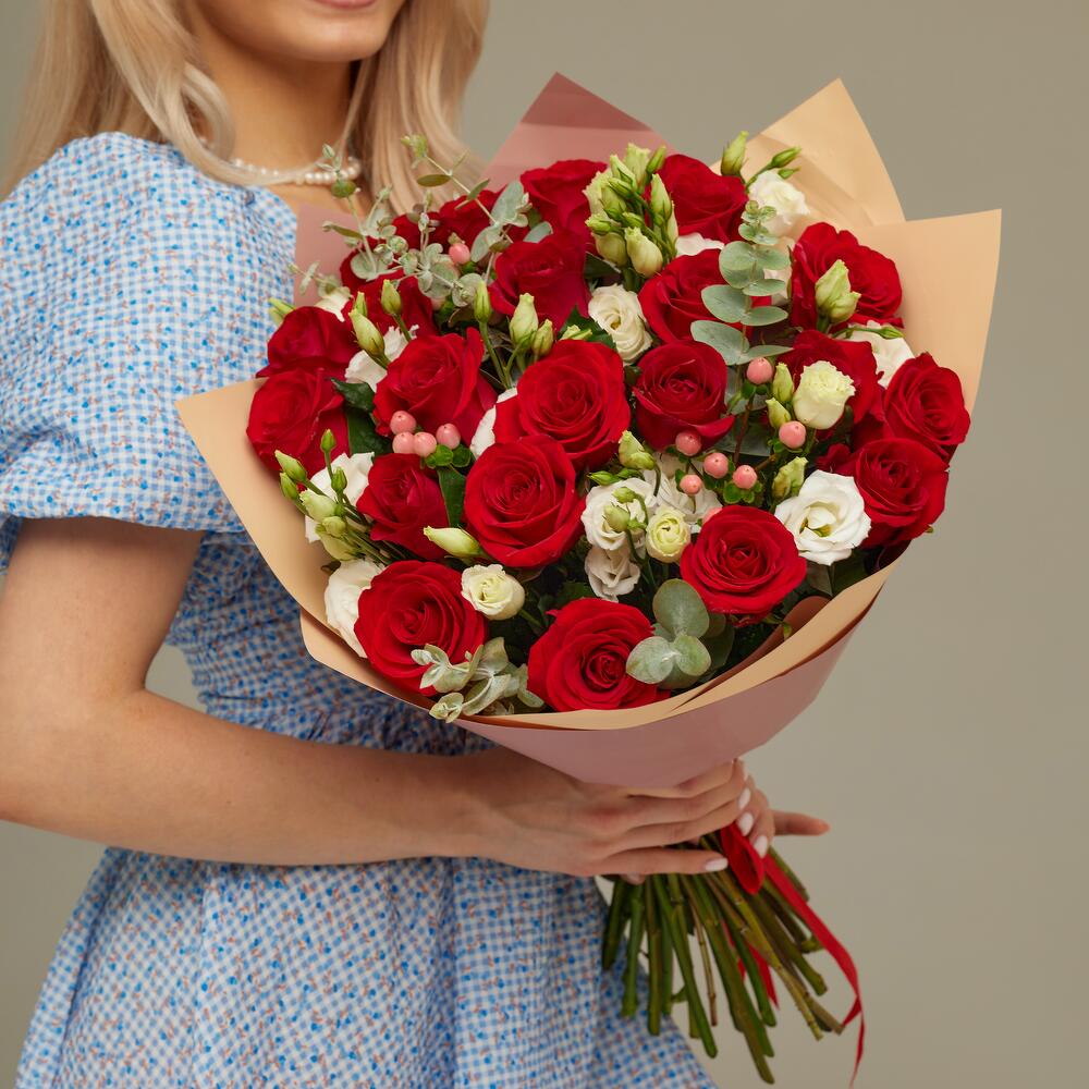 Роскошный букет для любимой женщины – 21 эквадорская роза и эустома Альметьевск Республика Татарстан