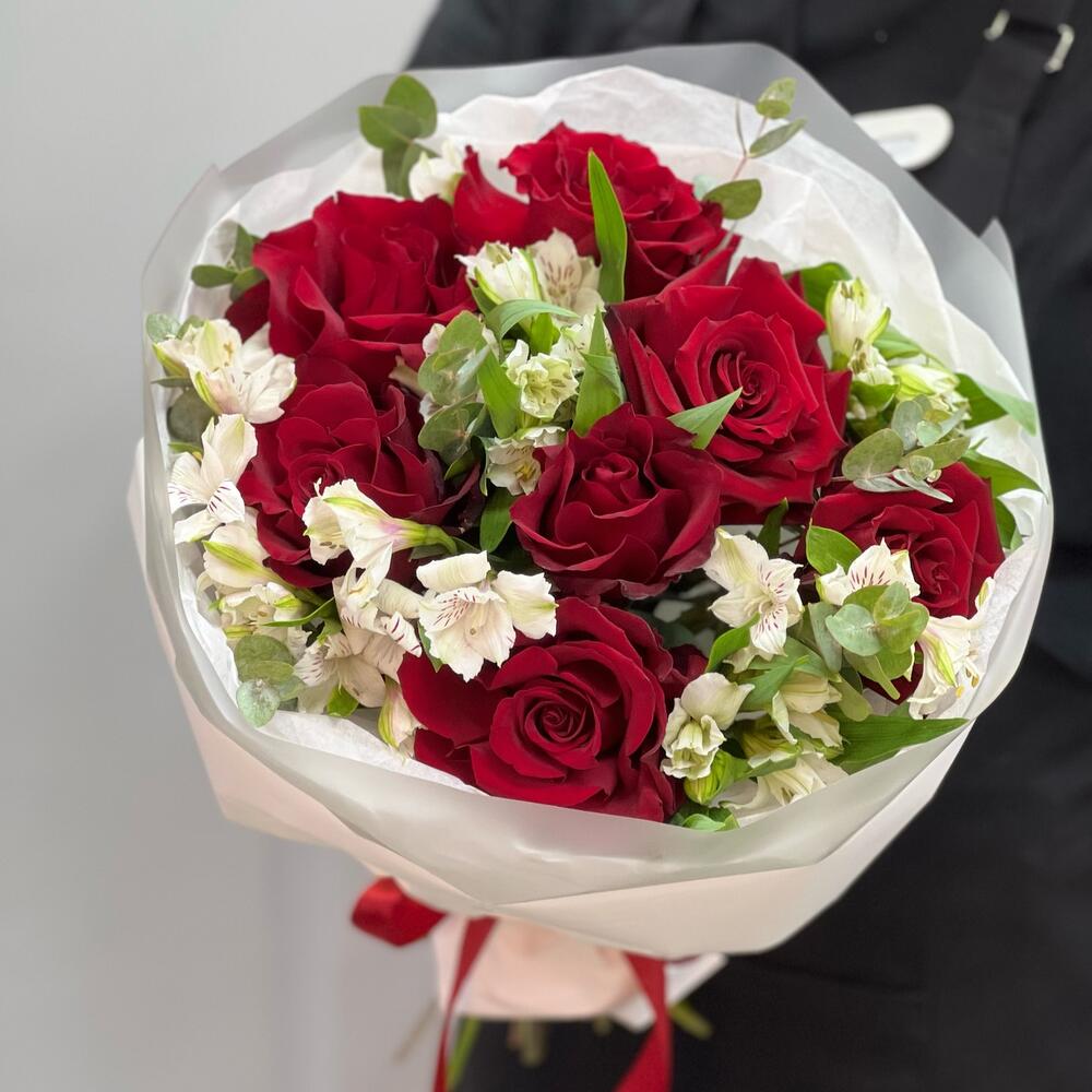 Букет «Любимой» – 7 эквадорских роз и белых альстромерий Альметьевск Республика Татарстан