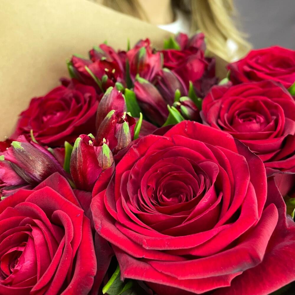 Букет «Страсть» – гармония красных роз и нежных альстромерий Альметьевск Республика Татарстан