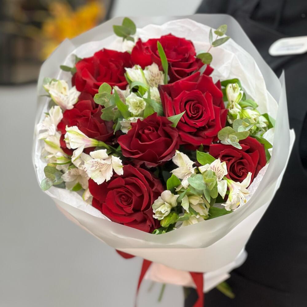 Букет «Любимой» – 7 эквадорских роз и белых альстромерий Альметьевск Республика Татарстан