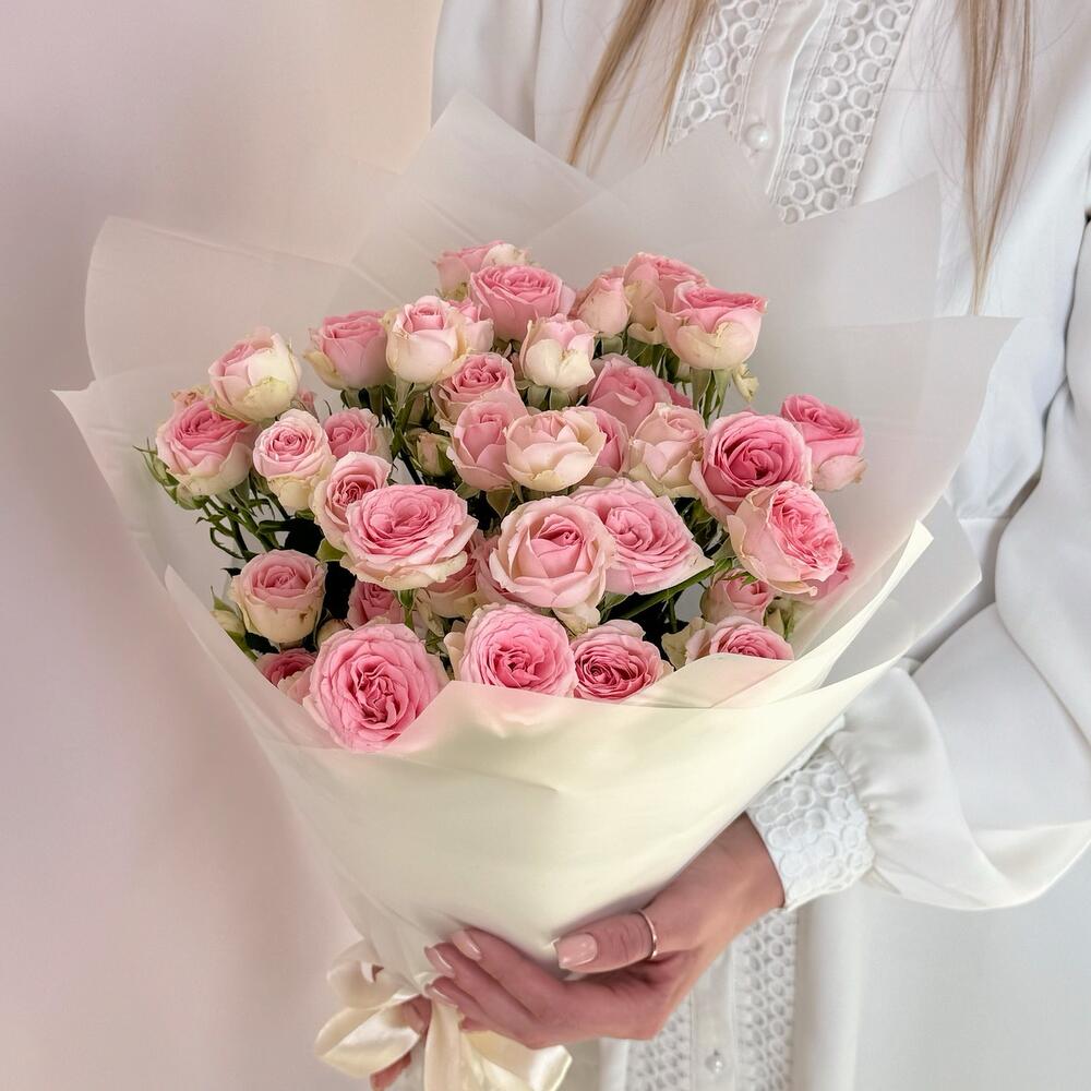 Букет «Нежный аромат» – пышные розовые кустовые розы в элегантной упаковке Альметьевск Республика Татарстан