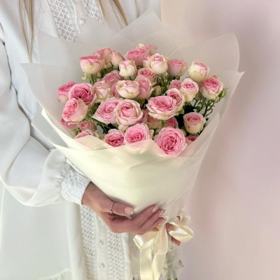 Букет «Нежный аромат» – пышные розовые кустовые розы в элегантной упаковке Альметьевск Республика Татарстан