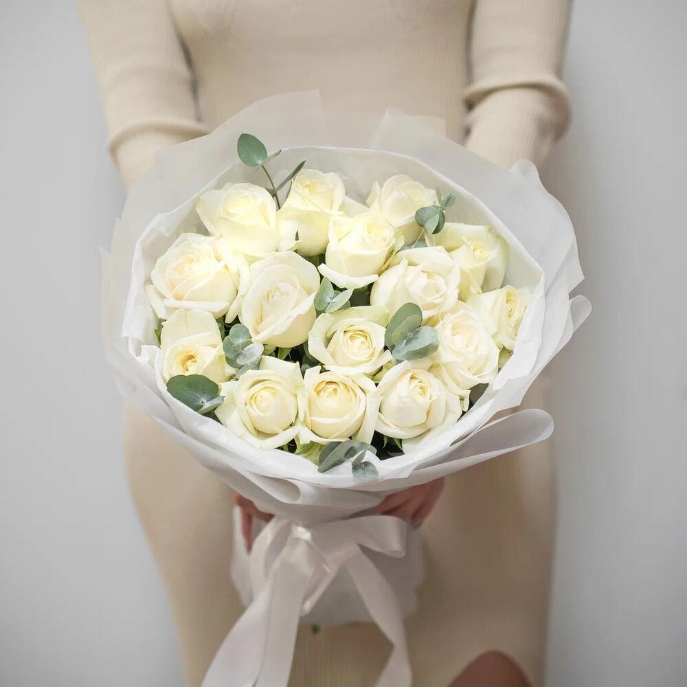 Букет из 15 белых роз с эвкалиптом – чистота и изысканность Альметьевск Республика Татарстан
