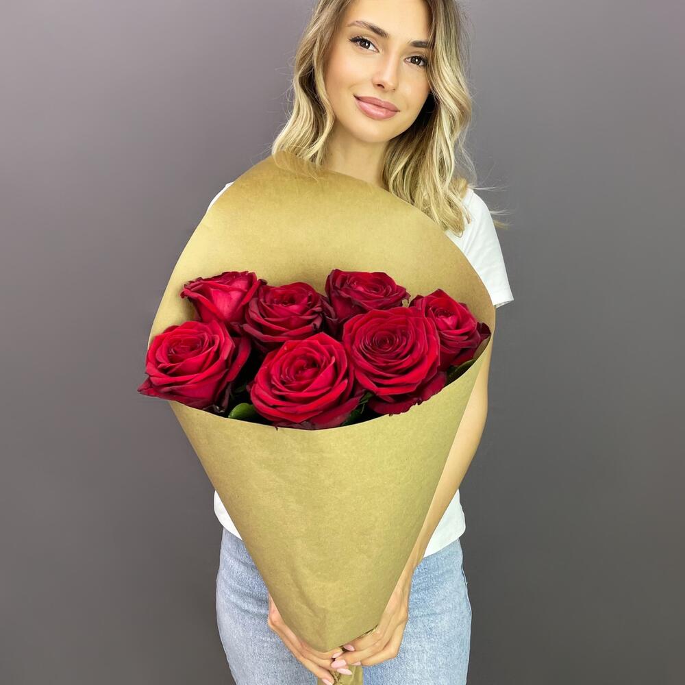 Букет из 7 красных роз в крафте – страсть в стильной упаковке Альметьевск Республика Татарстан
