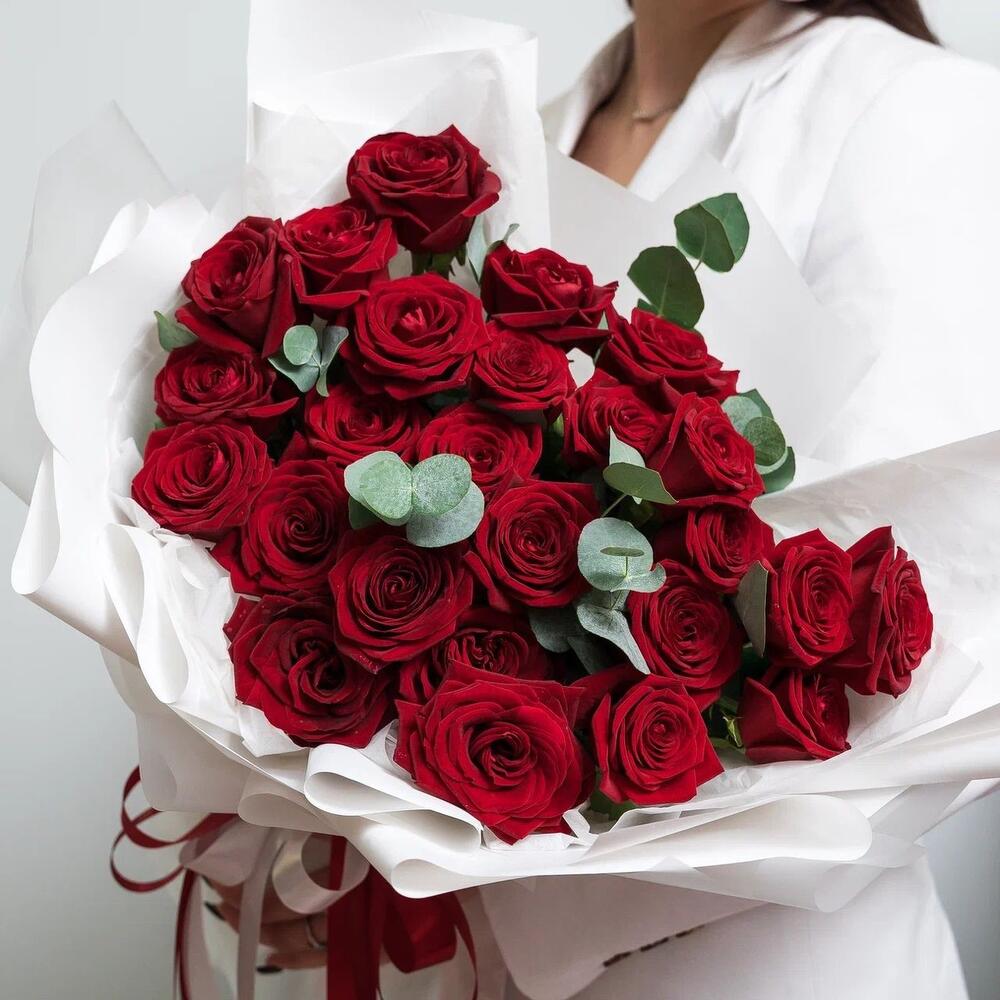 Роскошный букет из 25 красных роз с эвкалиптом – королевский подарок  Альметьевск Республика Татарстан