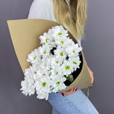 Букет из 5 белых хризантем в крафте – лаконичная элегантность Альметьевск Республика Татарстан