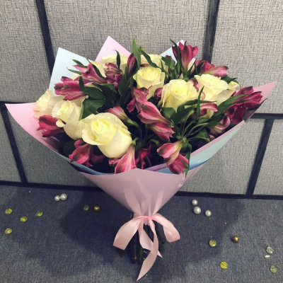 Нежный букет из белых роз и розовых альстромерий – гармония чистоты и нежности Альметьевск Республика Татарстан