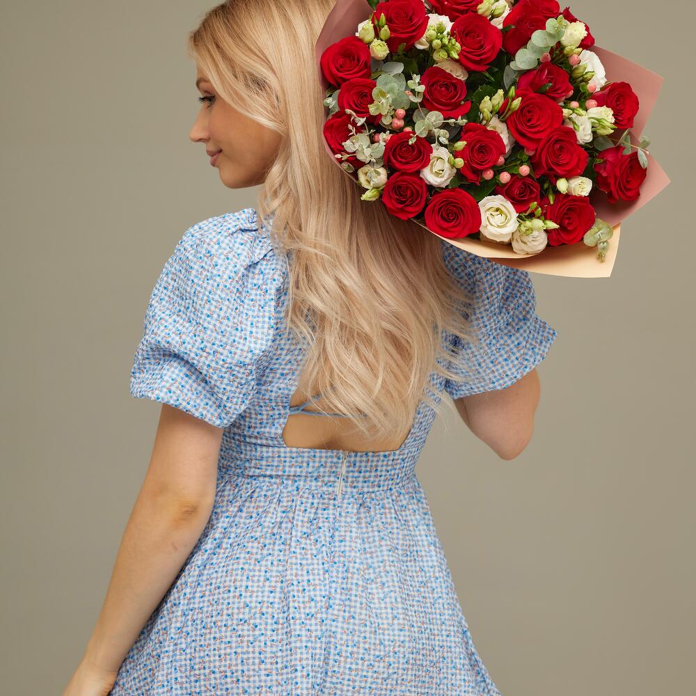 Роскошный букет для любимой женщины – 21 эквадорская роза и эустома Альметьевск Республика Татарстан