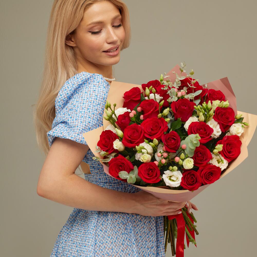 Роскошный букет для любимой женщины – 21 эквадорская роза и эустома Альметьевск Республика Татарстан