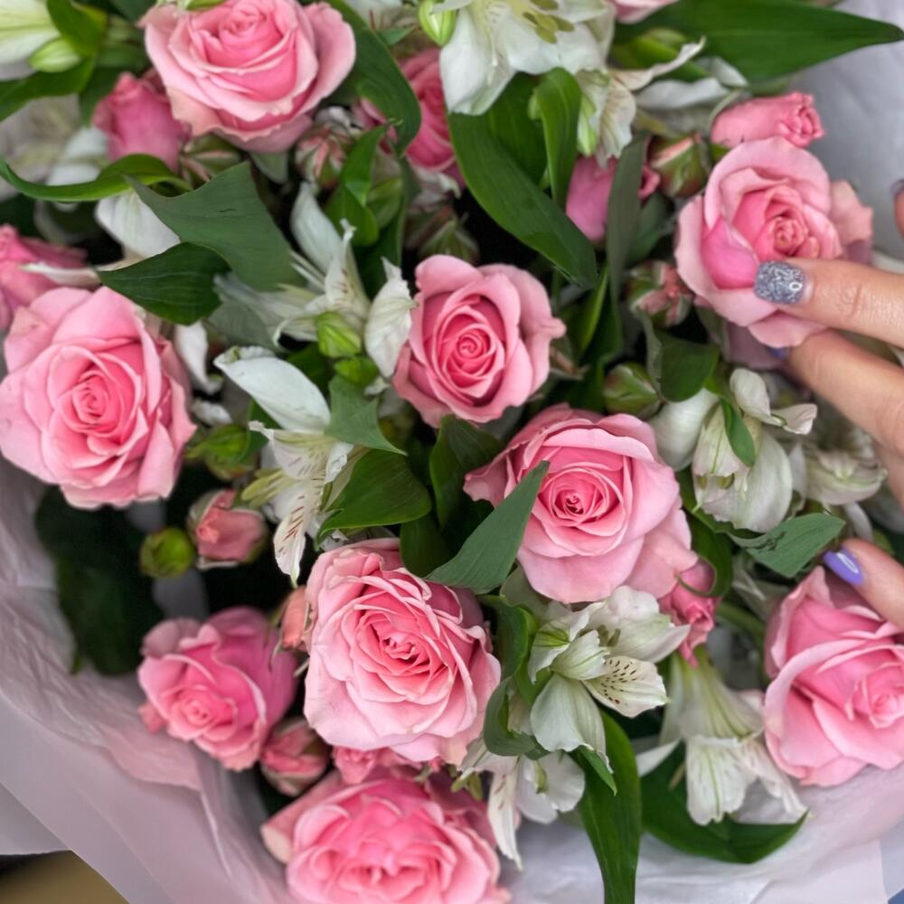 Букет «Розовый фламинго» – нежность розовых кустовых роз и белых альстромерий Альметьевск Республика Татарстан