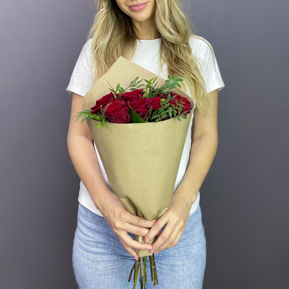 Букет из 9 красных роз с фисташкой – гармония страсти и свежести Альметьевск Республика Татарстан