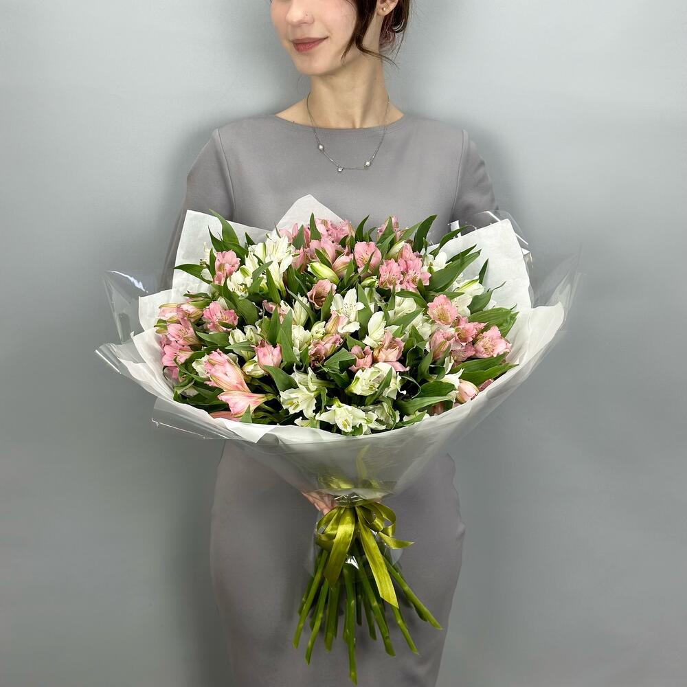 Букет «Гармония» – нежное сочетание белых и розовых альстромерий Альметьевск Республика Татарстан