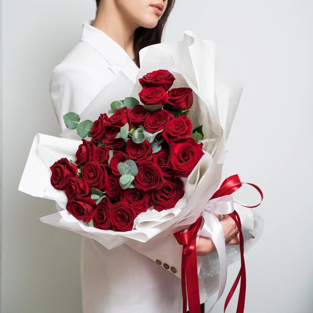 Роскошный букет из 25 красных роз с эвкалиптом – королевский подарок  Альметьевск Республика Татарстан