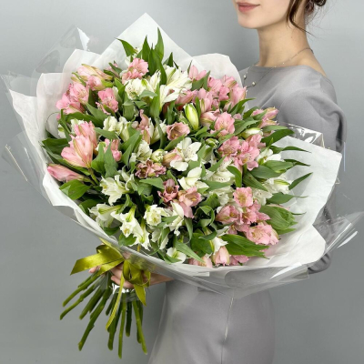 Букет «Гармония» – нежное сочетание белых и розовых альстромерий Альметьевск Республика Татарстан