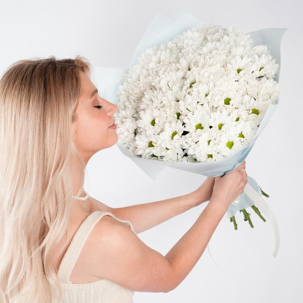 Букет «Ромашковое чудо» – летнее настроение в белых хризантемах Альметьевск Республика Татарстан