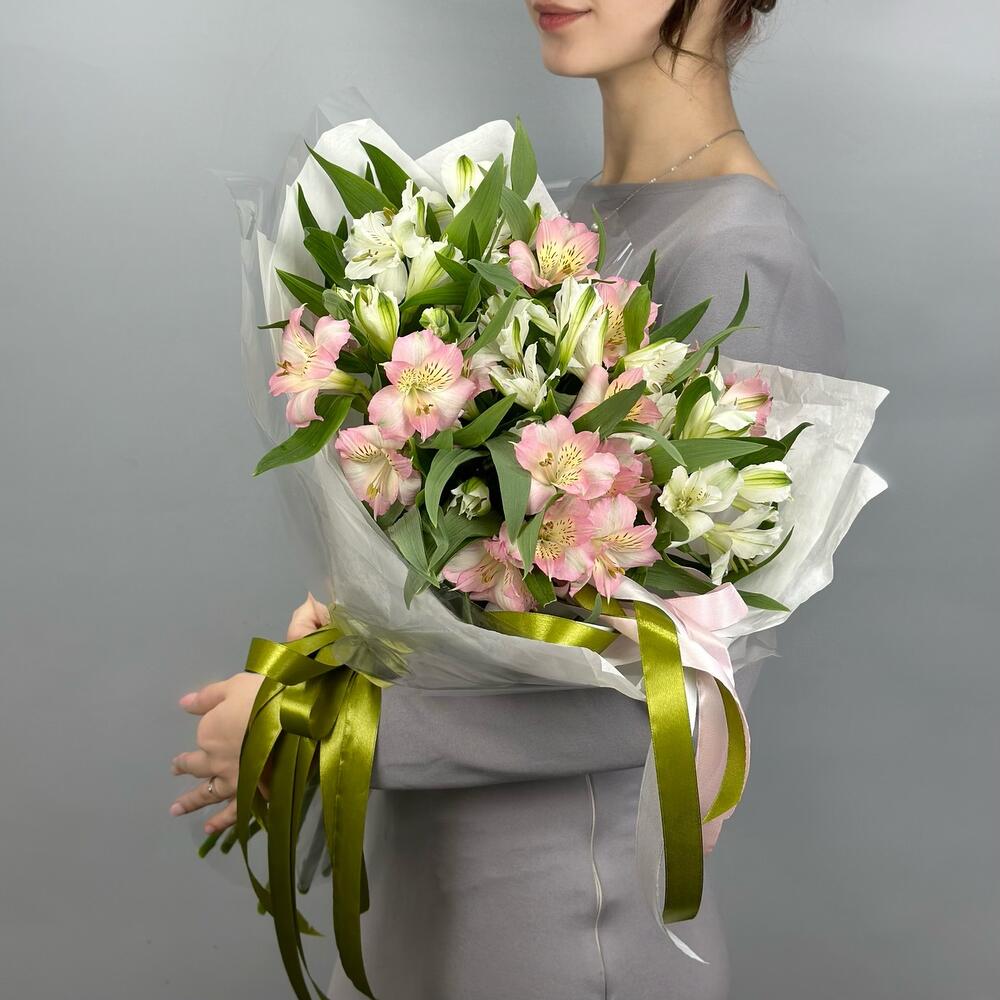 Букет «Нежность» – трогательное сочетание белых и розовых альстромерий Альметьевск Республика Татарстан