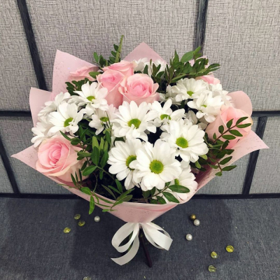 Букет из розовых роз и белых хризантем – элегантность в каждой детали Альметьевск Республика Татарстан