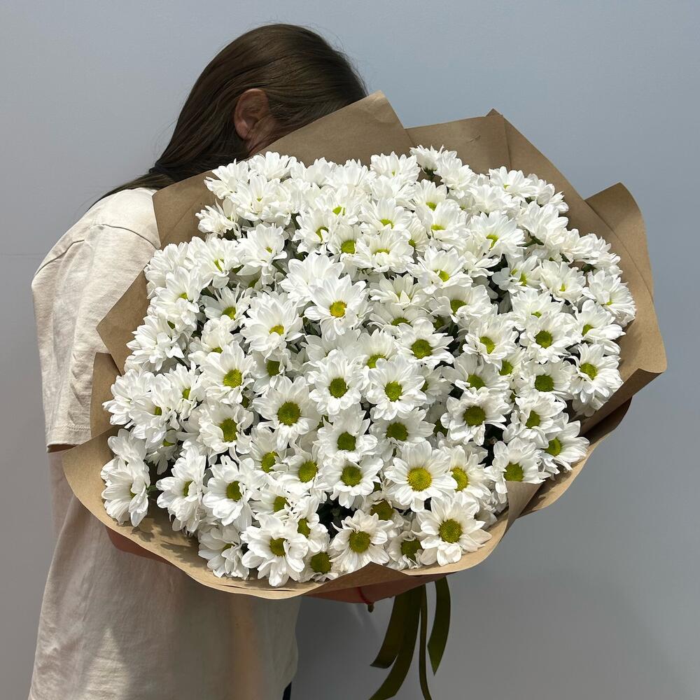 Букет «21 ромашка» – нежные белые кустовые хризантемы в натуральном стиле Альметьевск Республика Татарстан