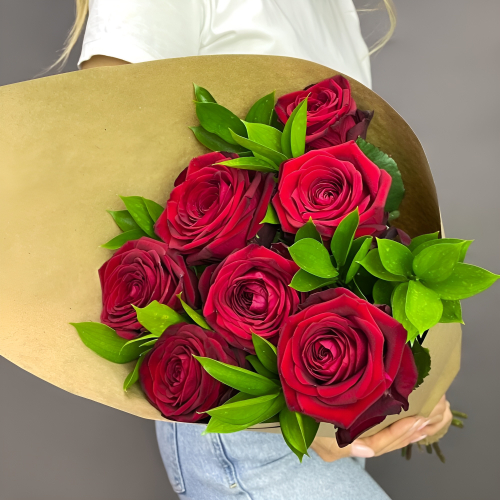 Букет из красных роз с рускусом в крафтовой упаковке – классика с изюминкой Альметьевск Республика Татарстан